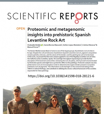 Investigan por primera vez los componentes orgánicos de los pigmentos del arte rupestre Levantino con Tecnologías ómicas. Investigadores de la Universitat de València (Instituto de Ciencia de los Materiales-ICMUV y del I2SysBio), del Centre National de la Recherche Scientifique de Francia (CNRS) (laboratorio TRACES UMR 5608) y de la empresa Darwin Bioprospecting Excellence, S.L., han aplicado por primera vez tecnologías ómicas (metagenómica y proteómica) para la identificación de agentes aglutinantes orgánicos y de comunidades bacterianas presentes en el arte rupestre Levantino https://www.nature.com/articles/s41598-018-28121-6 En la foto, de izquierda a derecha: Manuel Porcar (UV), Santiago Cabrera (guia de la Valltorta), Esther López(CNRS), Clodoaldo Roldán (UV), Sonia Murcia (UV). Investigan por primera vez los componentes orgánicos de los pigmentos del arte rupestre Levantino con Tecnologías ómicas